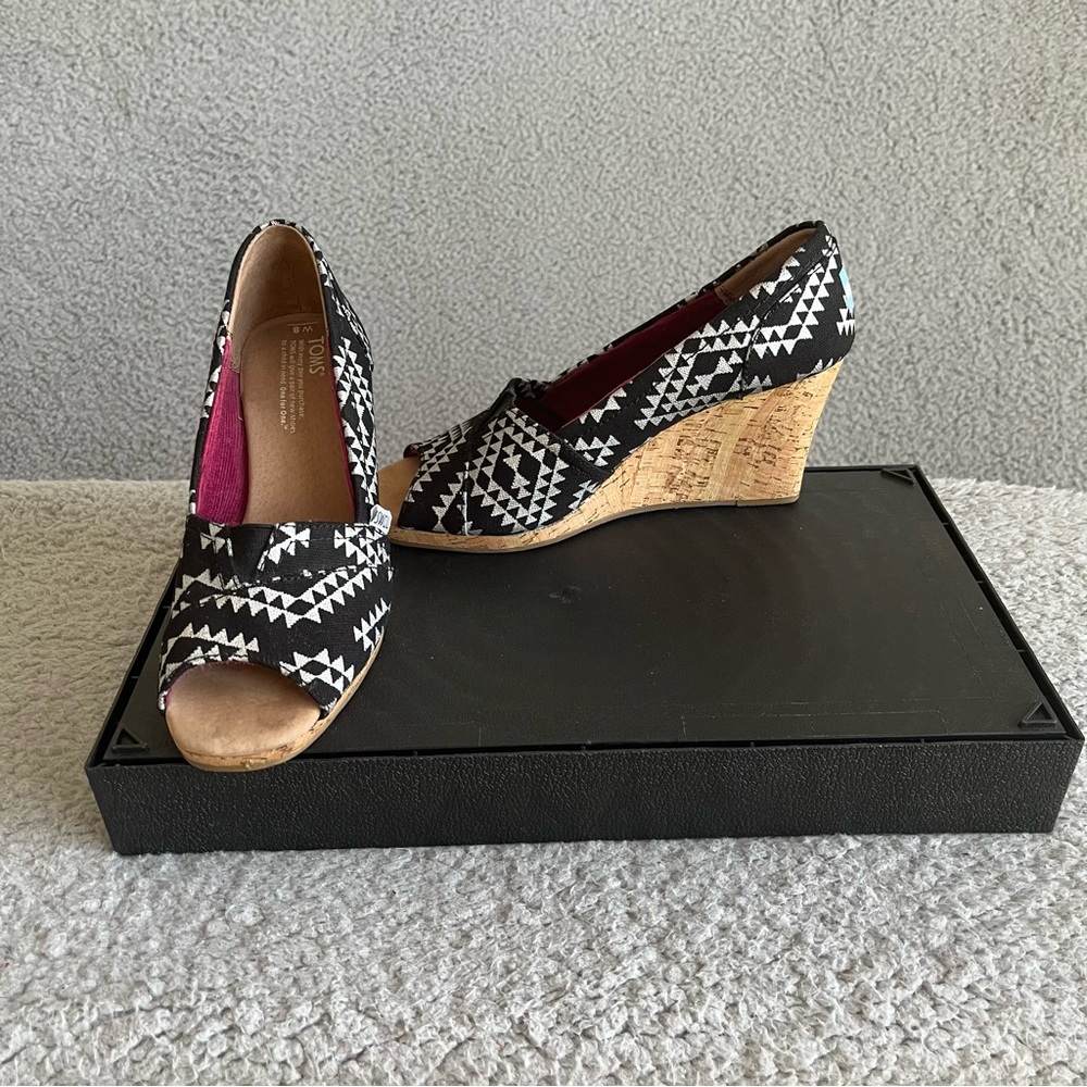 TOMS Peep Toe Wedges Black & Silver Sz 8